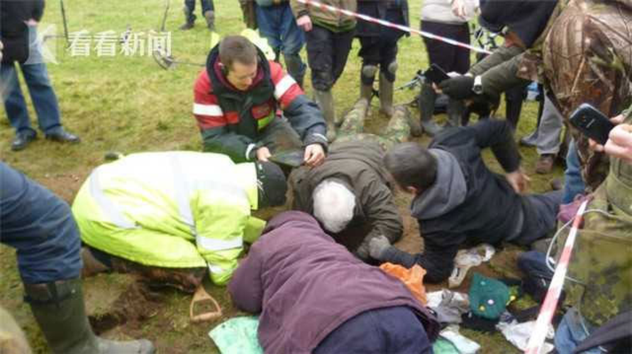 Ban đầu, Paul không có kế hoạch tham gia cuộc săn kho báu vì thiếu tiền xăng, nhưng sau đó anh đã thuyết phục con trai và một người bạn cùng chia sẻ chi phí. Hơn 100 người đã tham gia khai quật kho báu này.