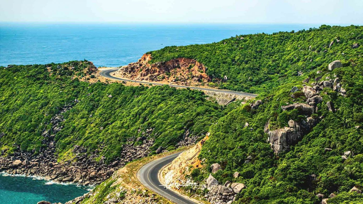 Phú Yên sở hữu gần 200km đường bờ biển, trong đó, đường ven biển có chiều dài lên đến hơn 130km. Ảnh: Quốc Bảo