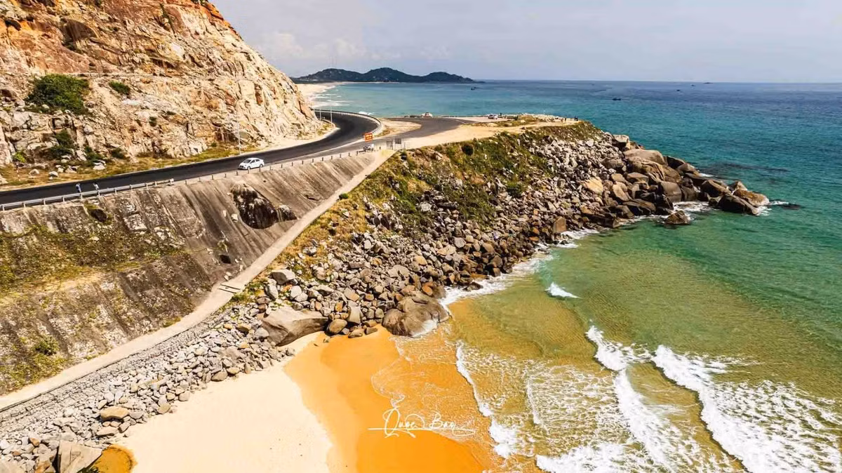 Trên đường có một mỏm đá nhỏ, du khách có thể dừng lại chụp hình, check-in. Ảnh: Quốc Bảo