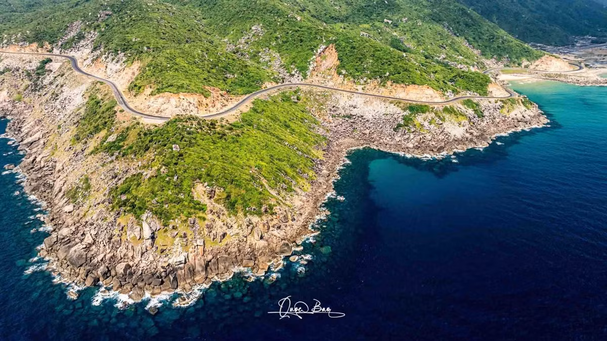 Con đường uốn lượn mềm mại theo bờ biển. Ảnh: Quốc Bảo