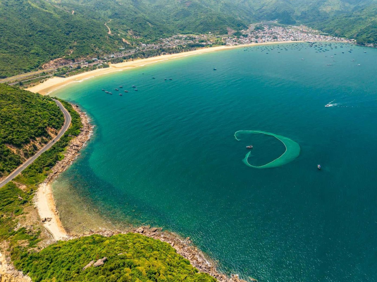 Hình ảnh ngư dân vây lưới đánh cá tạo nên “điểm nhấn” đẹp mắt giữa biển xanh. Ảnh: Quốc Bảo