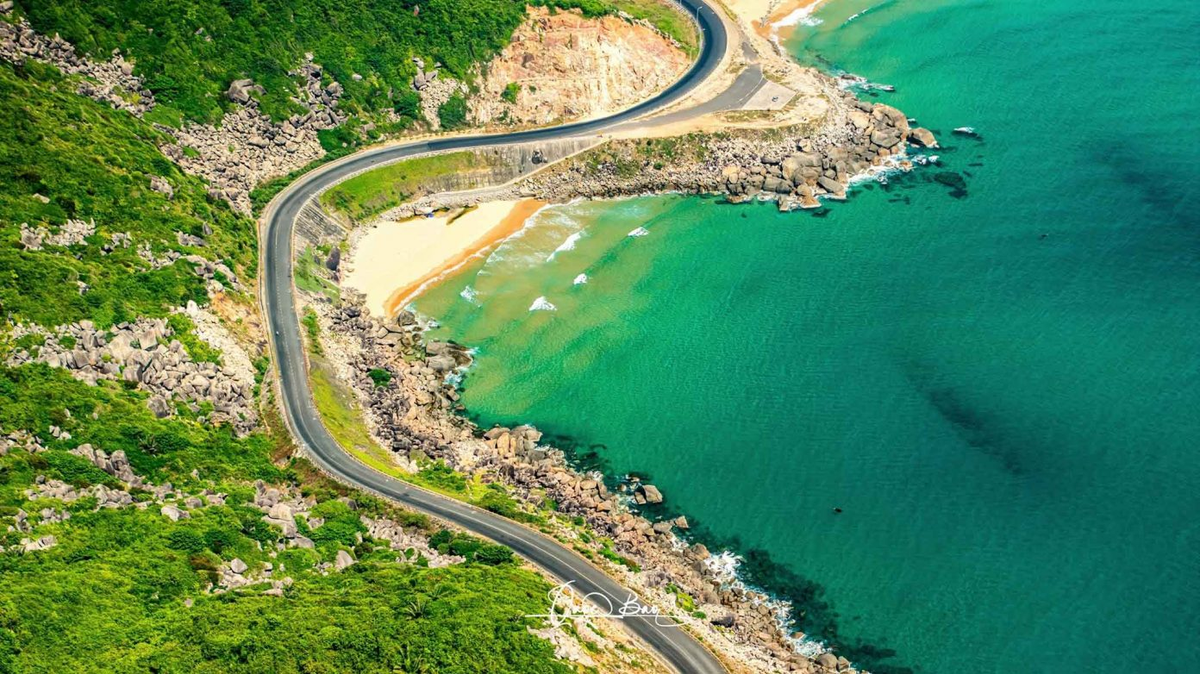 Một trong những đoạn đường ven biển đẹp là từ hải đăng Đại Lãnh (Mũi Điện) đi đến đại lộ Hùng Vương, vào thành phố Tuy Hòa. Ảnh: Quốc Bảo