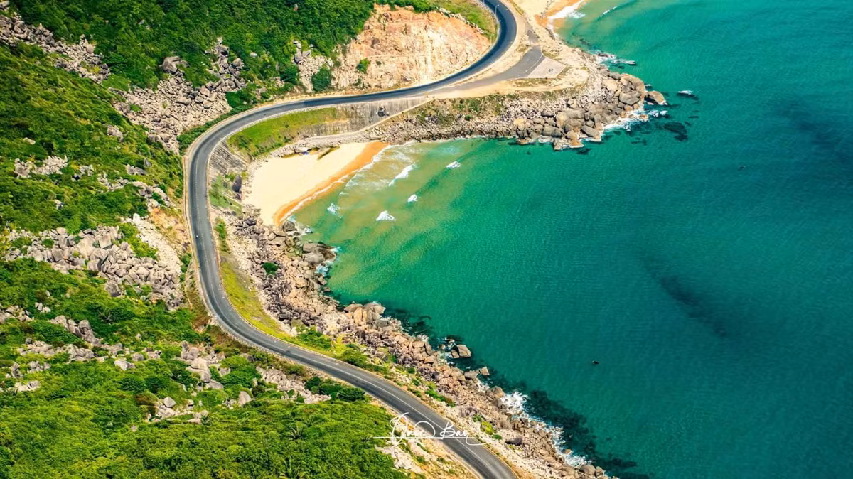 Một trong những đoạn đường ven biển đẹp là từ hải đăng Đại Lãnh (Mũi Điện) đi đến đại lộ Hùng Vương, vào thành phố Tuy Hòa. Ảnh: Quốc Bảo