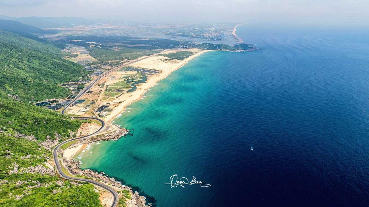 Bãi Tiên và bãi Gốc nhìn từ trên cao. Ảnh: Quốc Bảo