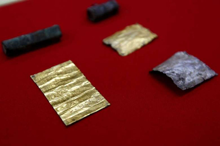 Đôi khi, chúng được chôn theo người sử dụng phép thuật khi họ chết. Điều này nhằm giúp họ tìm đến các thiên thần hoặc ác quỷ dễ dàng hơn.