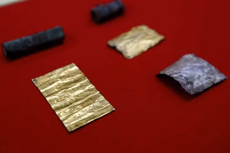 Đôi khi, chúng được chôn theo người sử dụng phép thuật khi họ chết. Điều này nhằm giúp họ tìm đến các thiên thần hoặc ác quỷ dễ dàng hơn.