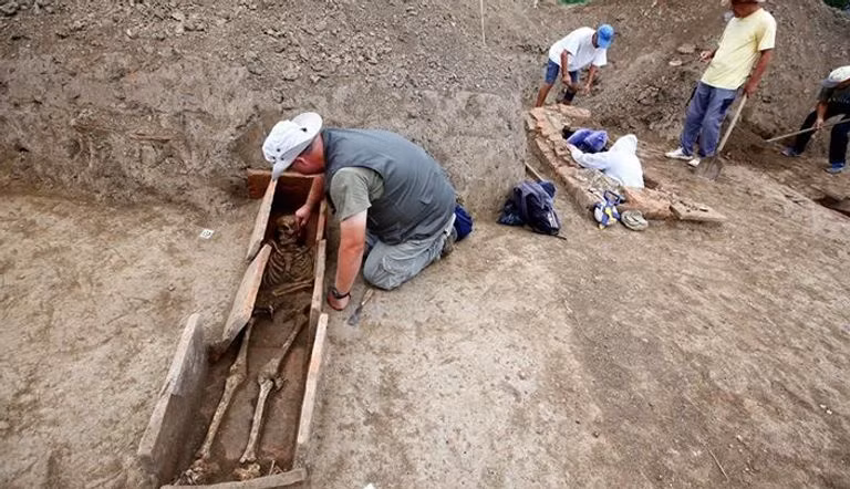 Các nhà khảo cổ vẫn đang tiếp tục khai quật và giải mã các câu thần chú, hy vọng sẽ làm sáng tỏ thêm nhiều bí ẩn về đức tin và cuộc sống của người dân La Mã cổ đại.