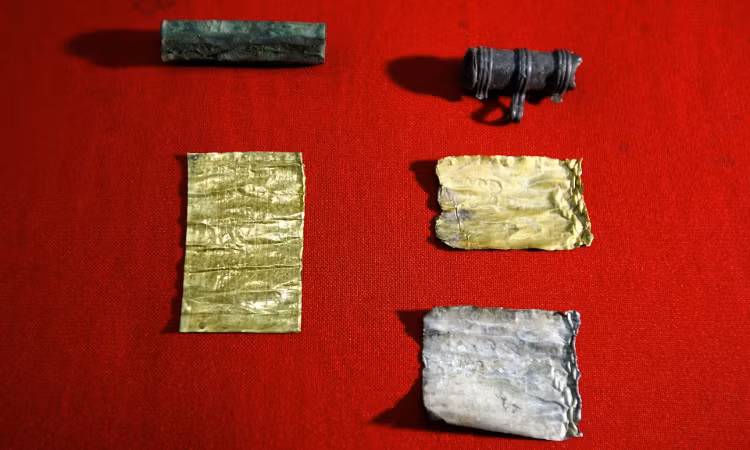 Những mảnh thần chú, nhỏ như miếng giấy gói kẹo, được khắc trên các mảnh kim loại quý và chôn cùng thi hài người chết.