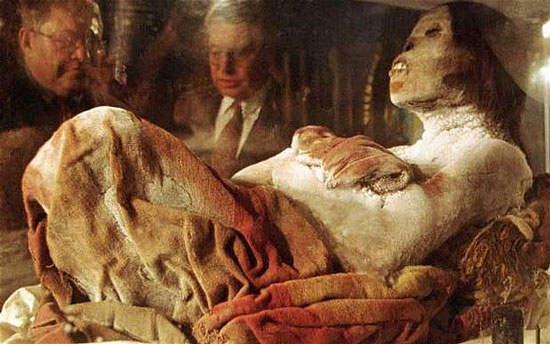 1. Trinh nữ đóng băng Juanita: Xác ướp của trinh nữ Juanita được phát hiện tại Peru, cách đây khoảng 500 năm. Cô bé này được tin là đã bị giết để làm vật tế cho các thần linh trên núi Ampato.