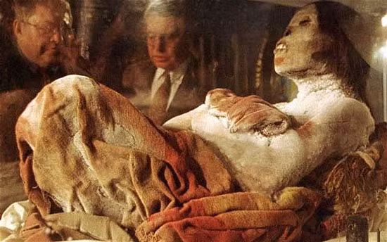 1. Trinh nữ đóng băng Juanita: Xác ướp của trinh nữ Juanita được phát hiện tại Peru, cách đây khoảng 500 năm. Cô bé này được tin là đã bị giết để làm vật tế cho các thần linh trên núi Ampato.