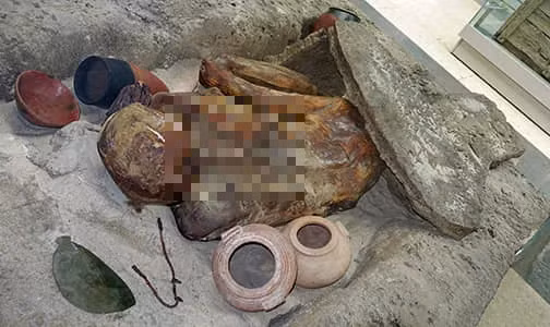 8. Xác ướp Ginger, Ai Cập: Thi thể của một nam giới trưởng thành được bảo quản tự nhiên, vẫn giữ nguyên được mái tóc màu vàng, móng tay và móng chân sau hơn 5.000 năm.