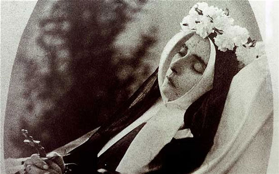 3. Thánh nữ Bernadette: Thi thể của thánh nữ Bernadette, sau khi mất hơn 100 năm, vẫn giữ nguyên vẹn và không bị thối rữa, đặt tại nhà thờ Lourdes ở Pháp.