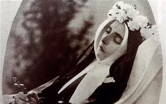 3. Thánh nữ Bernadette: Thi thể của thánh nữ Bernadette, sau khi mất hơn 100 năm, vẫn giữ nguyên vẹn và không bị thối rữa, đặt tại nhà thờ Lourdes ở Pháp.