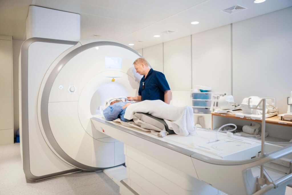 Đây là một thiết bị chụp cộng hưởng từ (MRI) mạnh nhất, không chỉ làm tốt những gì công nghệ hiện nay đang làm mà còn cho phép theo dõi các phân tử hóa học trong não như natri, phốt-pho, và kali. Dự án sẽ tiêu tốn hàng tỉ Nhân dân tệ và được dự đoán mang lại "cuộc cách mạng trong lĩnh vực nghiên cứu não bộ".