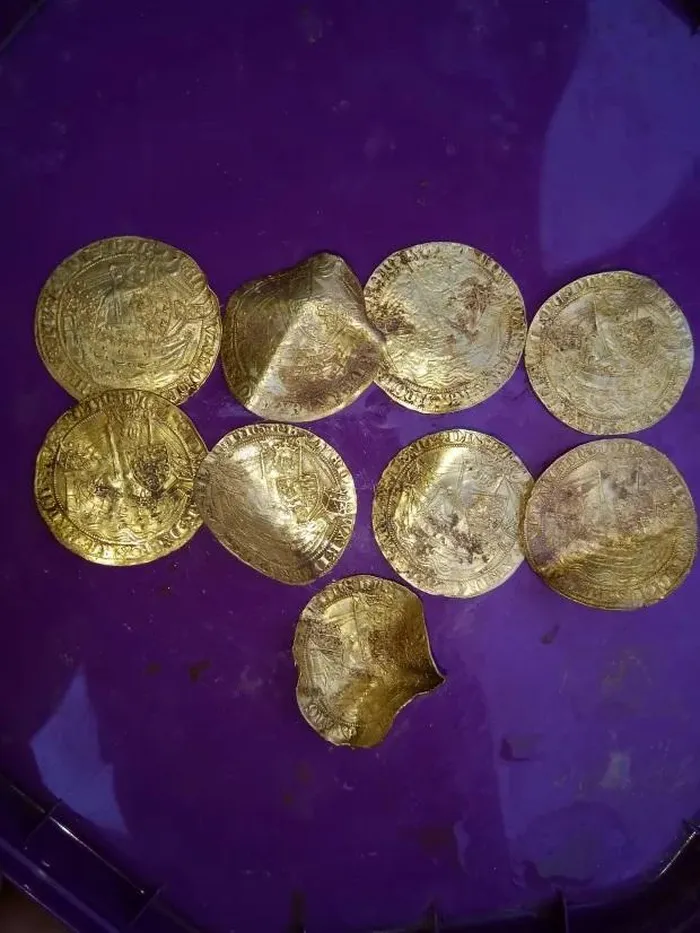 Số tiền bán được từ kho báu, được gọi là "Hambleden Hoard," sẽ được chia cho chủ đất.