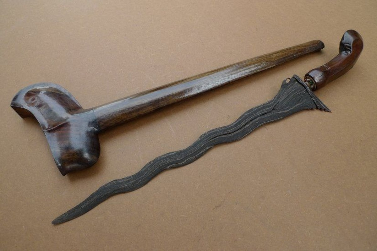 Ngoài Indonesia, kiếm Kris còn xuất hiện ở Malaysia, Thái Lan, Brunei. Ngày nay nó vẫn được sản xuất để phục vụ nhu cầu tinh thần của người dân địa phương cũng như một món đồ lưu niệm độc đáo dành cho du khách nước ngoài.