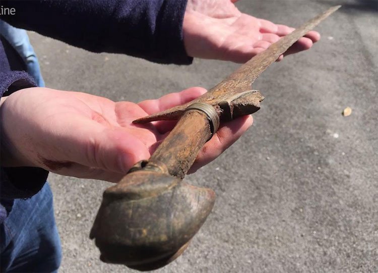 Khi kéo lưới, Davies bất ngờ thấy thanh kiếm Kris còn nguyên vẹn. Ông nhanh chóng đưa nó tới viện bảo tàng để các chuyên gia kiểm tra và tìm hiểu thêm về lịch sử của nó.