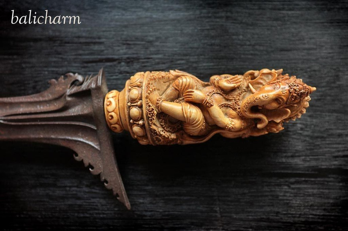 Trên chuôi kiếm có thể khắc hình voi thần Ganesha hoặc chim thần Garuda, những vị thần Hindu mang lại hạnh phúc, may mắn, xua đuổi tà ma.