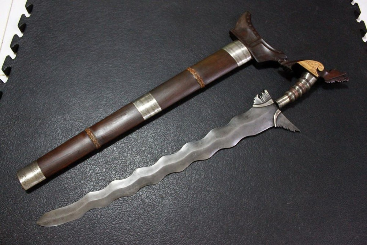 Kiếm Kris hay Keris là một loại vũ khí cổ độc đáo có nguồn gốc từ đảo Java ở Indonesia và du nhập vào một số quốc gia khác ở Đông Nam Á.