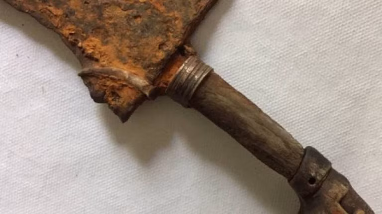 Gavin Evans, quản lý bảo tàng Carmarthenshire, xác định thanh kiếm Kris đến từ Đông Nam Á, cụ thể là Malaysia. Thanh kiếm có chuôi gỗ hình con chim làm từ xương, có vật liệu đồng. Việc thanh kiếm cổ nằm dưới lớp bùn đã bảo vệ nó khỏi bị mòn.