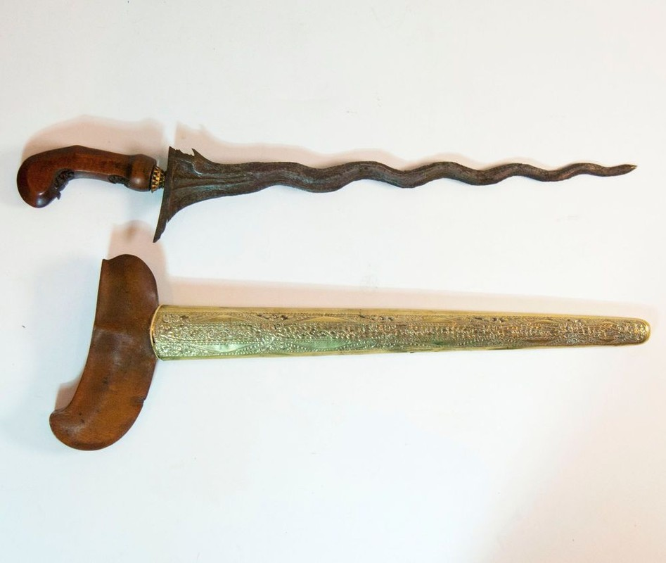 Một thanh kiếm Kris có ba phần chính là lưỡi, chuôi và vỏ kiếm, được gia công rất tỉ mỉ. Phần gốc của lưỡi kiếm thường phình ra, có vai trò tương tự đốc kiếm ở các loại kiếm bình thường.