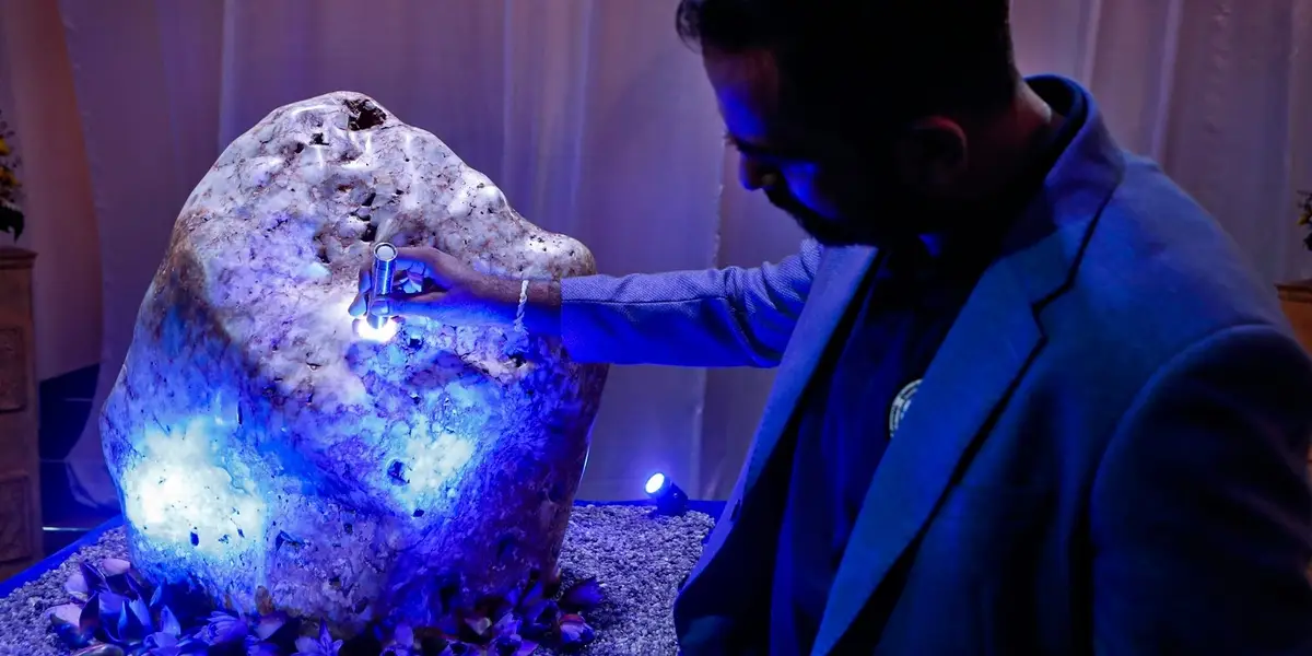 Tuy nhiên, khối đá sapphire này là một phát hiện đặc biệt, là khối đá lớn nhất từng được tìm thấy tại đây.