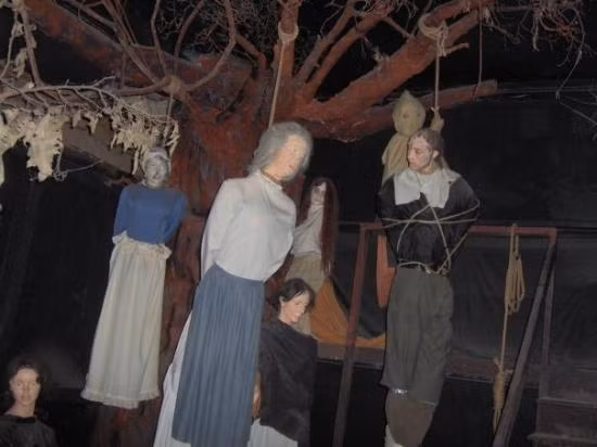 Trong thế kỷ 20, sự kiện Salem tiếp tục thu hút sự chú ý, với các tác phẩm nghệ thuật như vở kịch "The Crucible" của Arthur Miller.