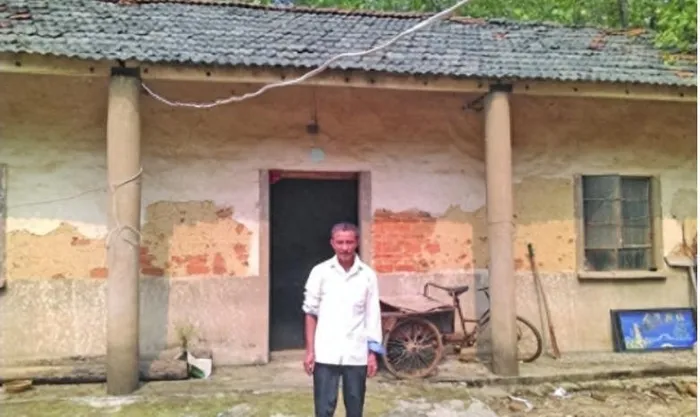 Đây là một đồ đồng duy nhất kết hợp vàng và đồng, phản ánh sự phát triển cao của công nghệ đúc khuôn đất sét ở thời kỳ này.