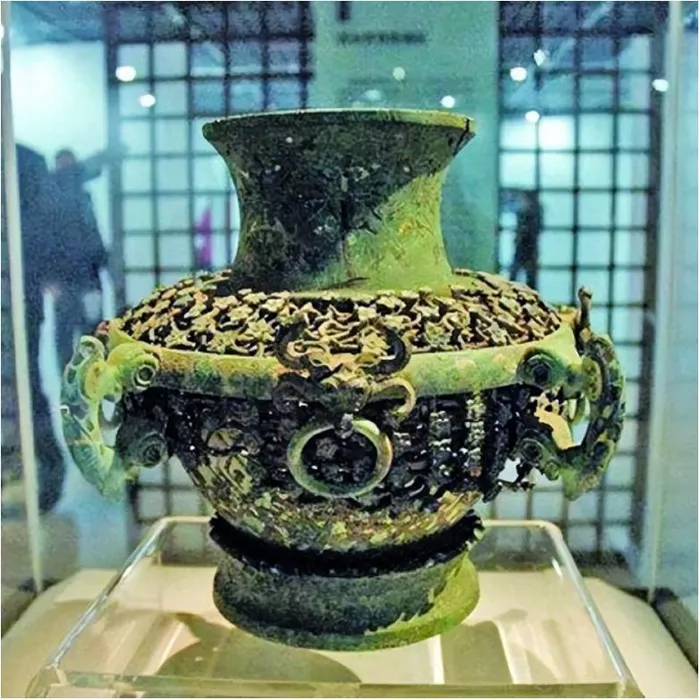 Chiếc bình được phát hiện bên trong đất khi họ đang đào và có vẻ ngoài lạ mắt với màu xanh ánh lam, miệng và đáy thu nhỏ và phần bụng phình ra, được khắc họa rồng và hoa đào.