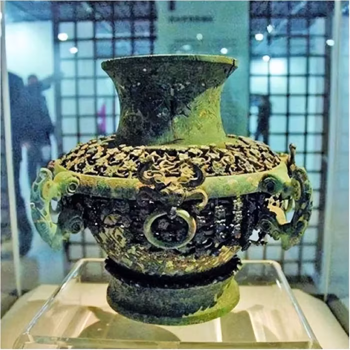 Chiếc bình được phát hiện bên trong đất khi họ đang đào và có vẻ ngoài lạ mắt với màu xanh ánh lam, miệng và đáy thu nhỏ và phần bụng phình ra, được khắc họa rồng và hoa đào.