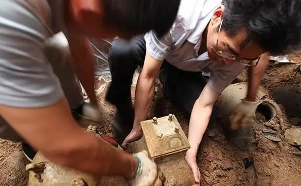 Sau khi báo cáo với chính quyền, nhóm chuyên gia khảo cổ đã xác định chiếc bình là một bảo vật quý hiếm và đặt tên là "Trần chương viên hồ".