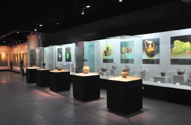 Anh em nhà Vạn quyết định giao nộp số vàng và chiếc bình cho chính quyền, nhận được sự khen ngợi và một khoản thưởng 10.000 NDT.