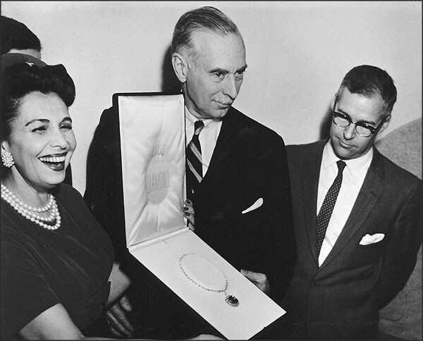 2. Gói bưu phẩm trị giá 1 triệu USD: Harry Winston, chủ sở hữu viên kim cương Hy vọng trị giá 1 triệu USD, đã gửi viên kim cương qua đường bưu điện đến Bảo tàng Lịch sử quốc gia. Chi phí gửi chỉ 2,44 USD và 142,85 USD tiền bảo hiểm.