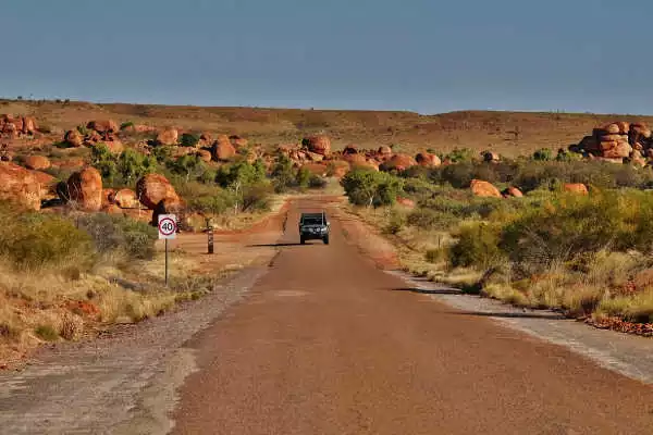 Những tảng đá tại Devils Marbles được tạo ra từ khoảng 1,5 tỷ năm trước, khi phong hóa và mưa gió đã tạo ra hình dạng ấn tượng này.