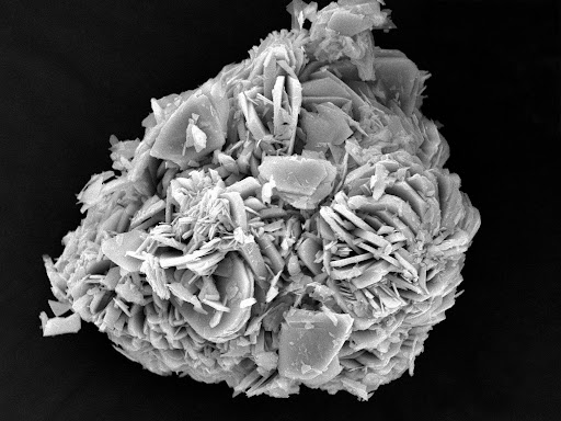 Câu chuyện về Shadows From The Walls Of Death nhắc nhở chúng ta về mối nguy hiểm của các vật liệu độc hại trong cuộc sống hàng ngày và tầm quan trọng của sự lựa chọn sáng suốt trong thiết kế và sản xuất.