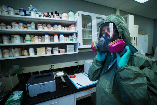 Cuốn sách chứa gần 100 mẫu giấy dán tường, mỗi mẫu đều có hàm lượng asen cao, và các trang được phủ sơn bóng để ngăn chất độc lan rộng.