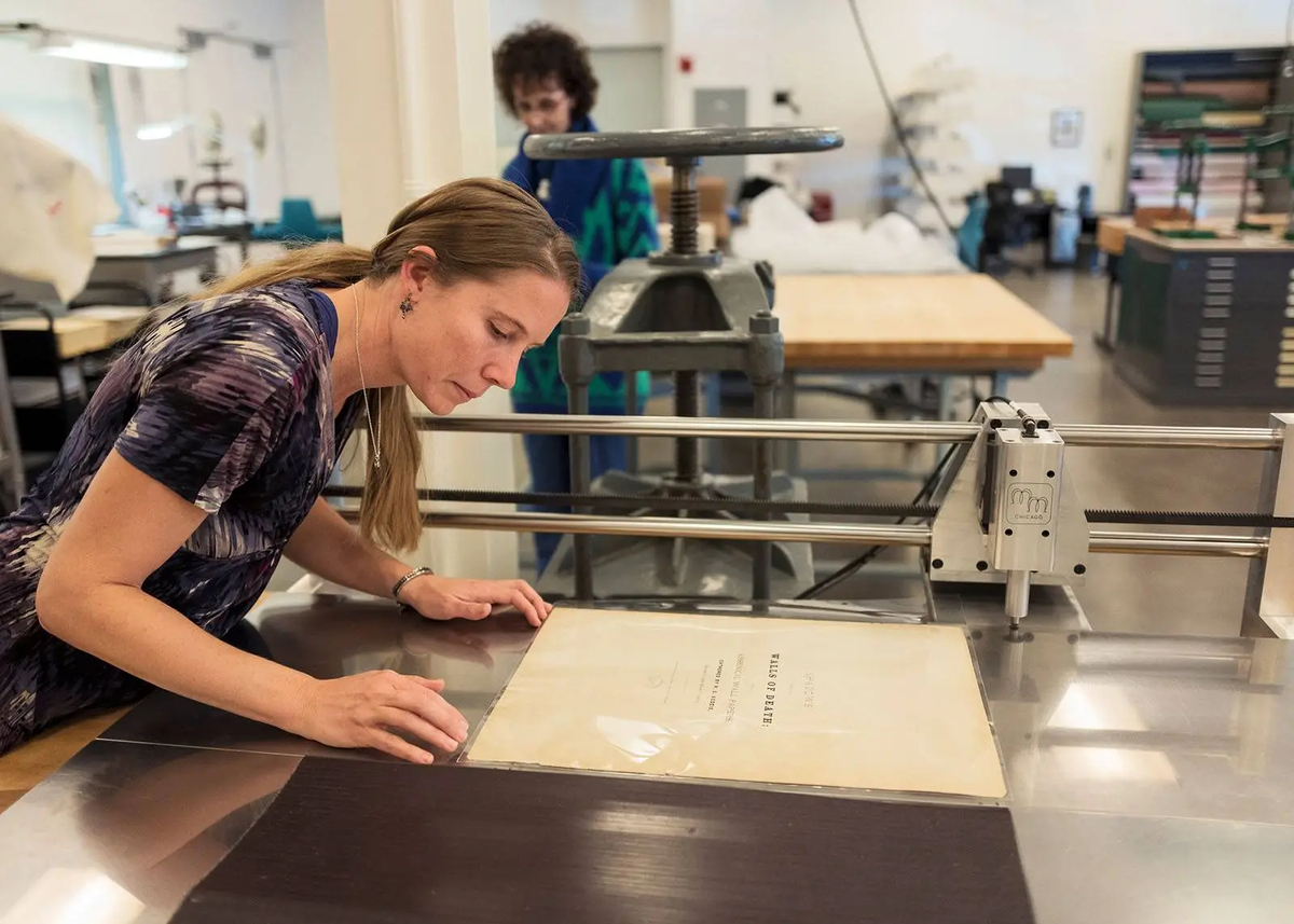 Cuốn sách trở thành đối tượng sưu tập quý hiếm, được bán với giá cao trên thị trường đồ cổ và xuất hiện trong văn học kinh dị, văn hóa dân gian và văn hóa đại chúng.