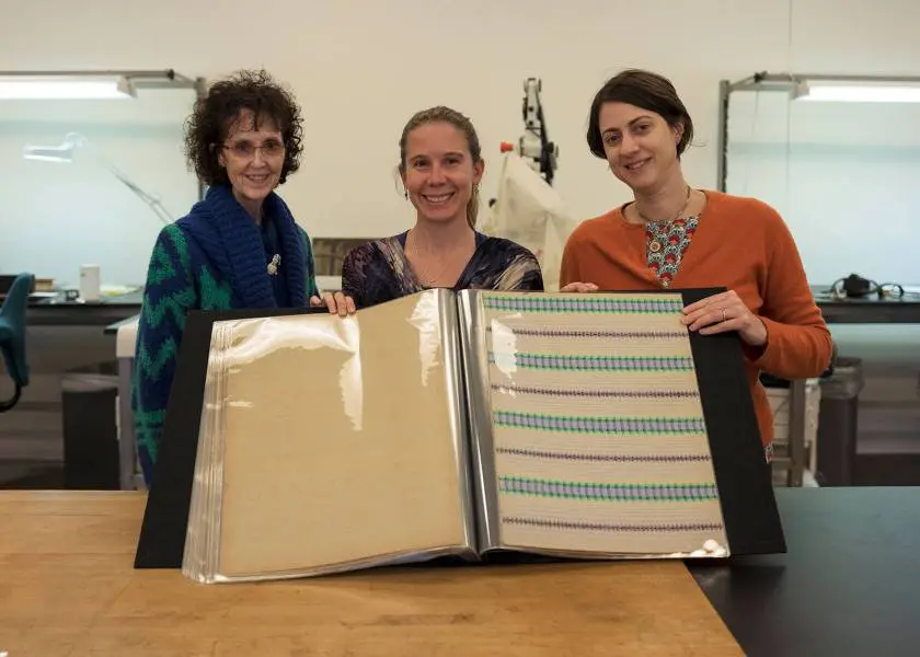 Có nhiều câu chuyện về những người đọc sách bị bệnh đột ngột hoặc tử vong không rõ nguyên nhân, góp phần tạo nên sự ám ảnh về cuốn sách này.