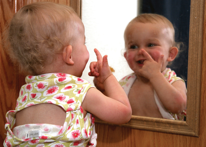 Phản ứng đáng yêu của bé gái khi lần đầu nhìn vào gương.