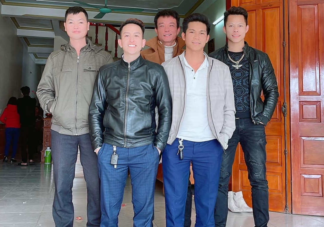 7 chang re ‘vang muoi’, phu viec dong ang, thay nhau cham soc bo vo