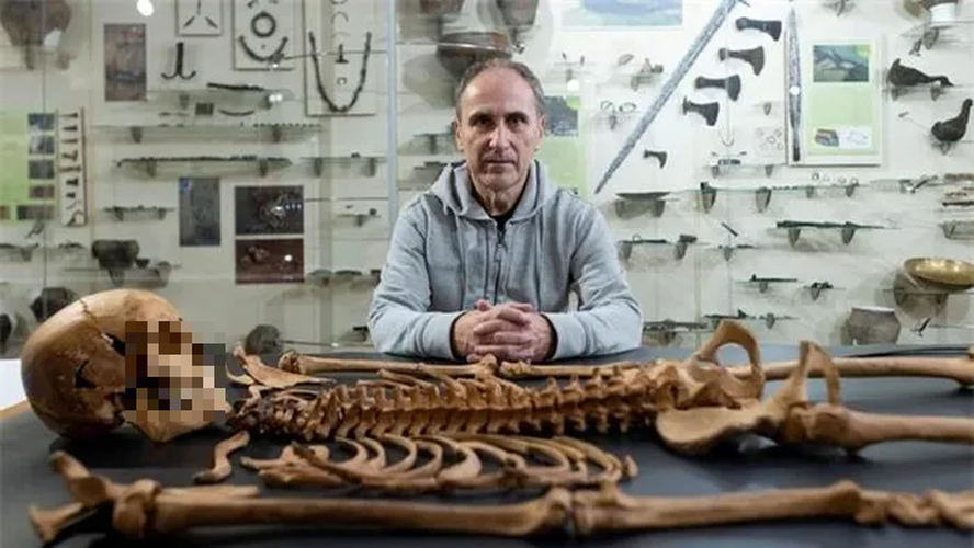 Trước đó, các nhà khảo cổ học tại Ba Lan cũng đã khám phá hài cốt của một đứa trẻ (6-7 tuổi) từ thế kỷ 17 bị chôn cất với chân bị khóa, được cho là để ngăn cản cậu ta sống lại từ cõi chết.