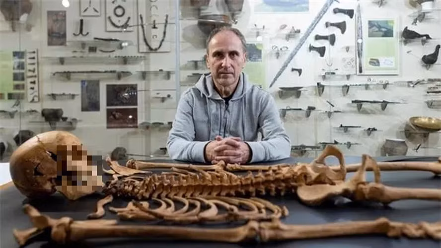 Trước đó, các nhà khảo cổ học tại Ba Lan cũng đã khám phá hài cốt của một đứa trẻ (6-7 tuổi) từ thế kỷ 17 bị chôn cất với chân bị khóa, được cho là để ngăn cản cậu ta sống lại từ cõi chết.