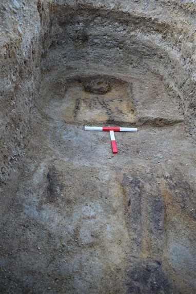 Ngôi mộ được cho là của một người đàn bà có địa vị cao quý trong xã hội Picts – liên minh bộ lạc ở miền Đông và miền Bắc Scotland trong thời kỳ đồ sắt muộn và thời Trung cổ (270-900 SCN).