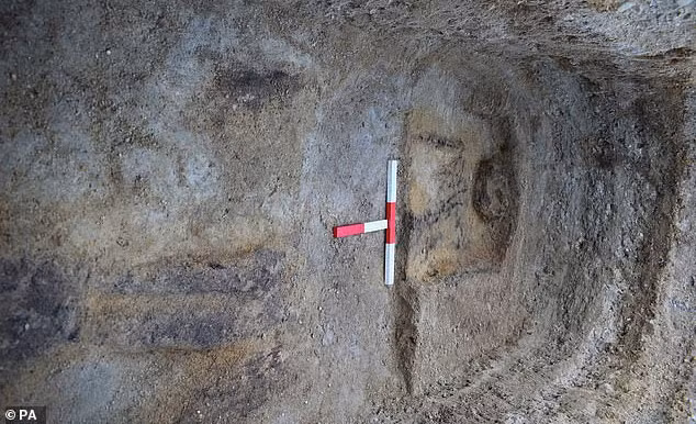 Một ngôi mộ 1.400 năm tuổi vừa được khai quật tại Scotland đã gây kinh ngạc cho các nhà khảo cổ học bởi hài cốt bên trong dường như đã tan biến, chỉ để lại một "bóng ma" kỳ dị màu đen.