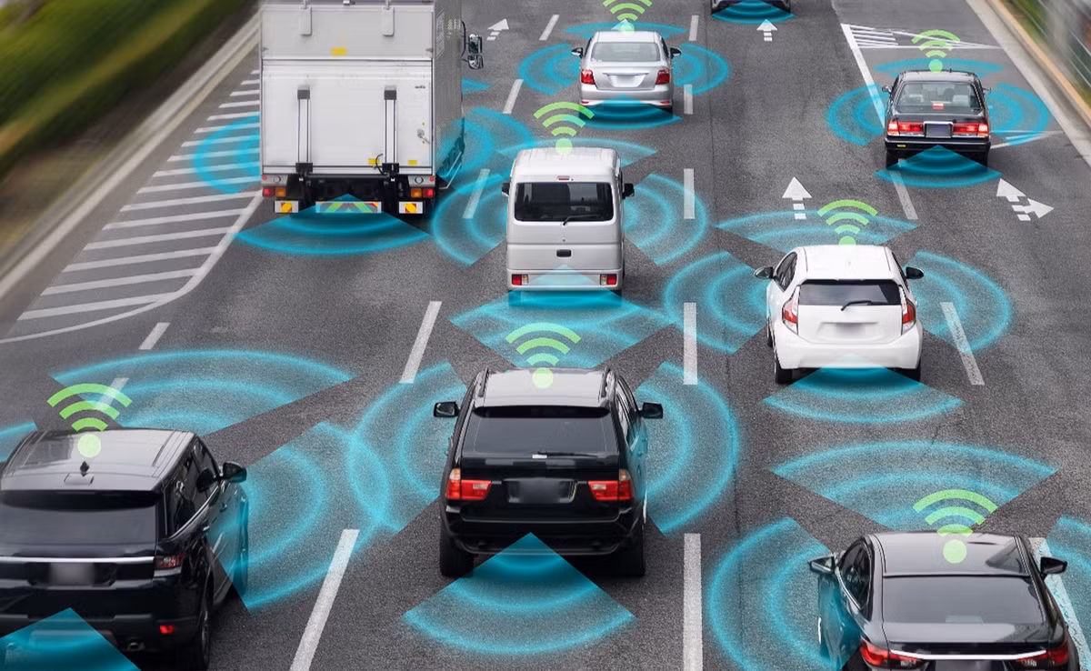 1. Công nghệ V2V (Vehicle-to-Vehicle): Cho phép các xe ô tô giao tiếp và trao đổi thông tin với nhau để ngăn chặn tai nạn.