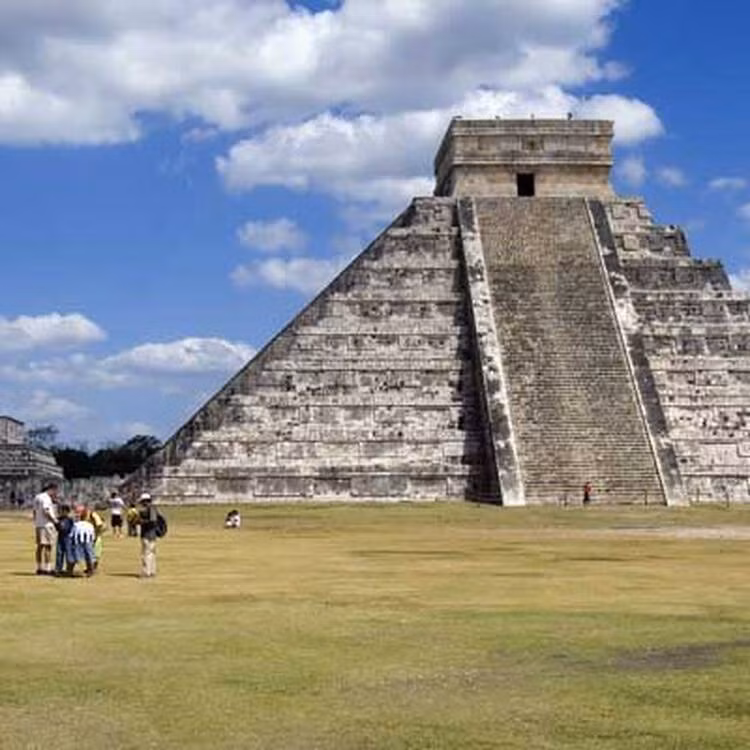 2. Chichen Itza (Mexico): Di tích thời tiền Colombo của nền văn minh Maya với nhiều phong cách kiến trúc khác nhau, nguồn gốc của người Itza vẫn chưa rõ ràng.