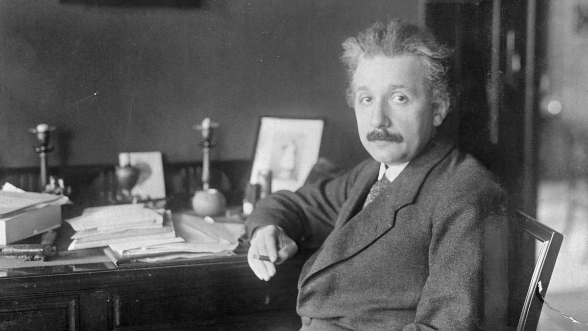 2. Albert Einstein: Sinh năm 1879 tại Ulm, Đức, Einstein là một trong những nhà khoa học vĩ đại nhất mọi thời đại. Ông được biết đến với lý thuyết tương đối và là cha đẻ của vật lý hiện đại.