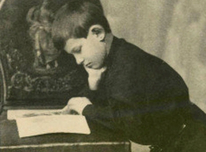 5. William James Sidis: Với chỉ số IQ ước tính từ 250 - 300, Sidis được biết đến là một "thần đồng" với khả năng học ngôn ngữ và giải toán xuất sắc.