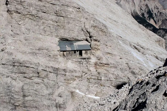 Chỉ những người leo núi chuyên nghiệp mới đủ dũng cảm để vượt qua con đường cực kỳ khó khăn mang tên Via Ferrata Ivano Dibona