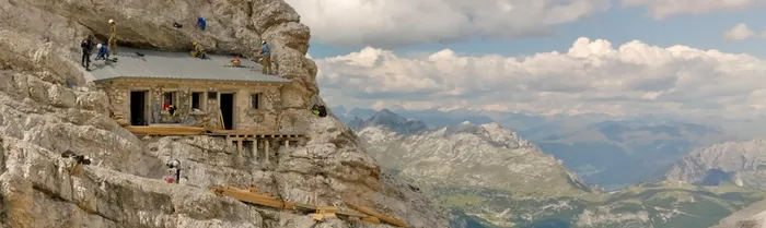 Ngôi nhà được xây trong thế chiến thứ nhất, nằm trong một vách đá thẳng đứng ở khối núi Monte Cristallo, dãy núi Dolomites